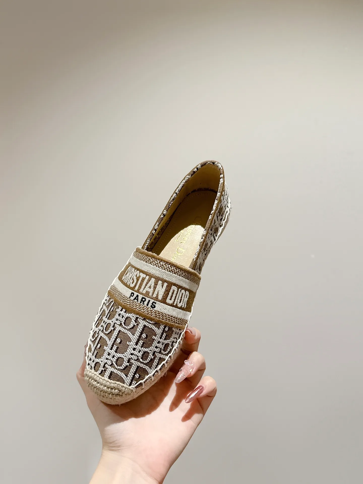 👟👟Ex-factory price 440👟👟 Dior DIOR's new popular early spring fisherman shoes 🆕 Simple, elegant and fashionable, timeless and timeless, it is a classic that will never fade away in the fashion circle, retro fisherman shoes. Original hand-woven surface, electric embroidery technology! Specific cloth surface and rubber outsole. Code number: 35-39 (40.41 customized, non-refundable)